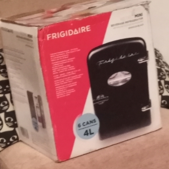 A frigidaire black retro mini fridge holds 6 cans - Picture 1 of 1